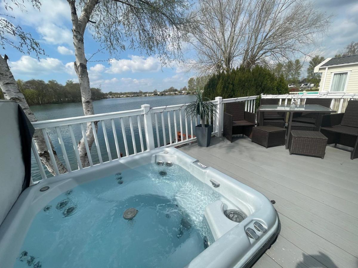 Lakeside Retreat 4 With Hot Tub, Private Fishing Peg Situated At Tattershall Lakes Country Park Εξωτερικό φωτογραφία